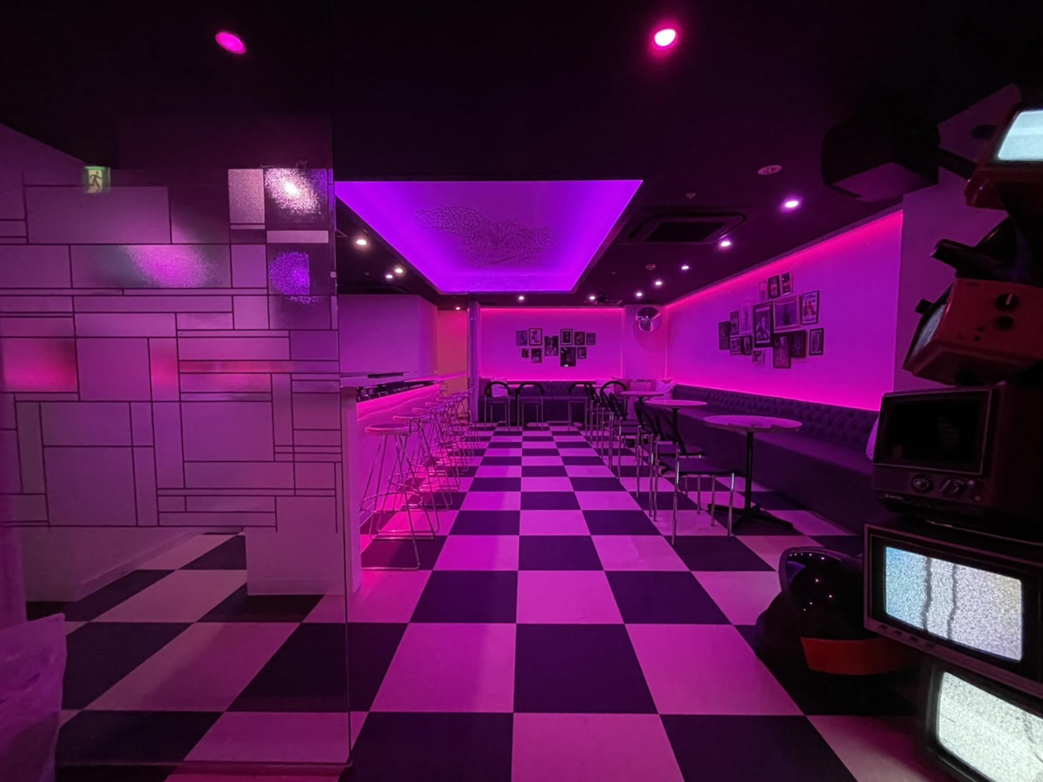 Candy Trip Cafe 心斎橋 バニー コンカフェ Bar バニー ネオン 非日常へのトリップ あなたをハイにするキャンディートリップ空間 全く新しいタイプのネオコンセプトカフェです ᕱ ᕱ